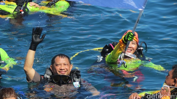 Kapolri Jenderal Pol Tito Karnavian menyelam dengan seragam Polri jenderal bintang empat. Hal ini terkait upacara di bawah laut diiringi lagu Indonesia Raya. (Fitraya/detikcom) Kapolri Jenderal Pol Tito Karnavian menyelam dengan seragam Polri jenderal bintang empat. Hal ini terkait upacara di bawah laut diiringi lagu Indonesia Raya. (Fitraya/detikcom)