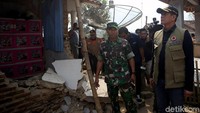 Kepala BNPB Letjen Doni Monardo meninjau lokasi terdampak gempa Banten. Di sana ia turut melihat sejumlah rumah warga yang rusak akibat gempa berkekuatan 6,9 M tersebut.