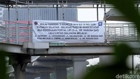 Tampak ada spanduk peringatan yang terpasang di putaran sisi selatan Tugu 66. Spanduk tersebut berisi peringatan soal penutupan dan pengalihan arus lalu lintas bagi kendaraan dari arah Mampang yang hendak berputar lagi ke arah Mampang.