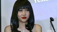 Sama suara pembantu gue masih bagusan pembantu gue, kata Lucinta terkekeh. Pool/Ismail/detikFoto.