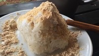 Kedelai dengan sedikit cabai juga bisa memberi rasa pedas enak. Siapa mau sarapan ketan topping kelapa parut dan kedelai bubuk ini? Foto : Instagram @barikkafe