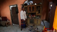 Marsani pun mengaku trauma dengan adanya gempa tersebut. Saat ditemui detikcom, pria yang bekerja sebagai buruh tani ini mengaku panik saat gempa mengguncang rumahnya. Dia bersama keluarga langsung keluar menyelamatkan diri.