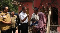 Gempa berkekuatan 6,9 M mengguncang wilayah Banten, pada Jumat (2/8/2019) malam. Menteri Sosial Agus Gumiwang Kartasasmita mengatakan ada tiga orang yang tewas akibat gempa tersebut. Namun penyebab meninggalnya ketiga orang itu tidak berhubungan secara langsung dengan gempa.