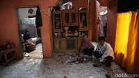 Di bagian dalam rumah Marsani pun nampak sejumlah barang berhamburan dan hancur di lantai akibat gempa Banten yang terjadi pada Jumat (2/8/2019) malam.