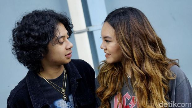 Bastian Steel dan Shafa Haris di hotel bareng
