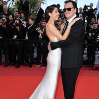 Daniella berusia 35 tahun atau 21 tahun lebih muda dari Quentin. Kendati usianya terpaut jauh, itu bukan penghalang bagi mereka untuk menjalin asmara. (Foto: Getty Images)