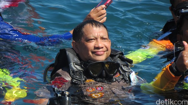 Kapolri ikut serta dalam pemecahan rekor selam dunia versi Guinness World Record, yakni pemecahan rekor penyelam massal terbanyak (Fitraya/detikcom) Kapolri ikut serta dalam pemecahan rekor selam dunia versi Guinness World Record, yakni pemecahan rekor penyelam massal terbanyak (Fitraya/detikcom)