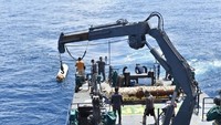 Selanjutnya, kedua kapal dan rumpon-rumpon tersebut beserta awaknya dikawal menuju ke Pangkalan PSDKP Bitung Sulawesi Utara untuk proses hukum lebih lanjut oleh Penyidik Pegawai Negeri Sipil (PPNS) Perikanan. Istimewa/Dok. KKP.