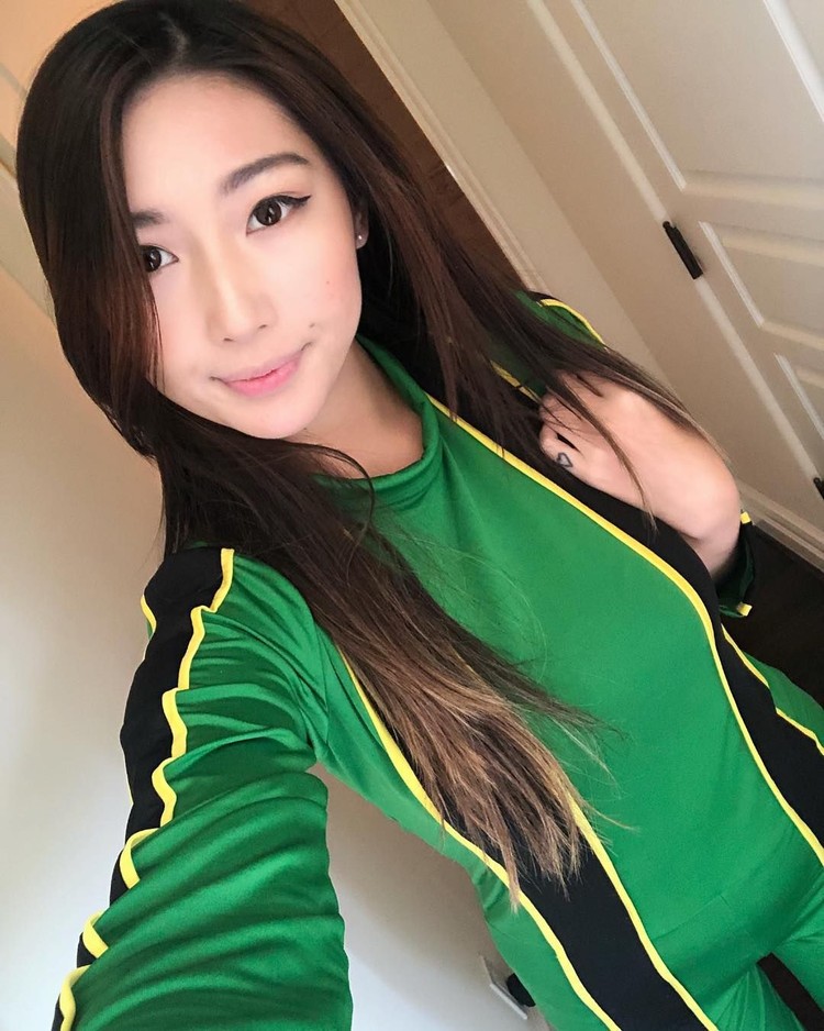 Perempuan asal Kanada ini kerap memainkan League of Legends. foto: instagra...