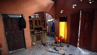 Penampakan bagian dalam salah satu rumah warga di kawasan Pandeglang, rusak akibat gempa yang mengguncang Banten pada Jumat (2/8/2019) malam.