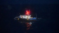 Proses penangkapan 2 kapal dan penertiban 9 rumpon tersebut dilakukan oleh KP Orca 04 yang dinakhodai oleh Capt. Eko Priyono dalam operasi pengawasan sumber daya kelautan dan perikanan dengan target kapal-kapal perikanan dan rumpon ilegal asing yang beroperasi di perairan Indonesia. Istimewa/Dok. KKP.