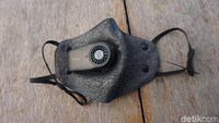 Masker elektrik dilengkapi dengan filter kipas bertenaga baterai yang diklaim bisa menangkal tingginya tingkat polusi di Jakarta. (Foto: Widiya/detikHealth)