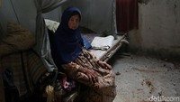 Di kamar orang tua Marsani, Sukmi (70) bagian dinding dan atap ruangan tersebut rusak akibat gempa berkekuatan 6,9 M yang mengguncang wilayah Banten.