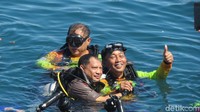 Tri Tito Karnavian tampak mengibarkan bendera Merah Putih. Sementara Kapolri pun sambil menyalami para pejabat Polri lain yang ikut menyelam. (Fitraya/detikcom) 