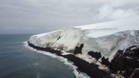 90 Persen wilayah Pulau Bouvet tertutup oleh gletser (bongkahan es besar yang menutupi permukaan tanah). Di tengah-tengahnya ada gunung vulkanik yang sudah tidak aktif. Tidak ada pohon sama sekali di sana, hanya lumut di pingiran pantai (British Antarctic Survey/BBC)