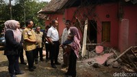 Dalam kunjungannya tersebut, Mensos Agus yang mengenakan kemeja lengan pendek berwarna putih nampak berbincang dengan warga yang menjadi korban terdampak gempa Banten. Mensos Agus nampak didampingi Direktur Jenderal Perlindungan dan Jaminan Sosial Harry Hikmat dan Bupati Pandeglang Irna Naruti dalam kunjungan tersebut.