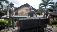 Ada beragam sejarah menarik yang dapat ditelusuri di Kota Sawahlunto, Sumatera Barat. Kota ini dikenal sebagai salah satu kota penghasil batu bara legendaris di Indonesia sejak tahun 1867.