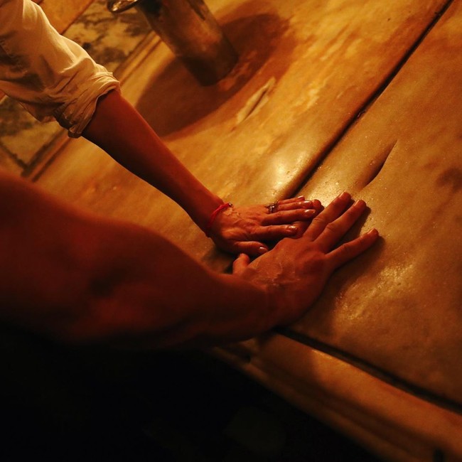 Kunjungan tersebut menjadi momen istimewa bagi J-Lo karena kembali memperkuat iman kepercayaannya. Reconnecting with faith and family at the Via Dolorosa and the church of the holy sepulcher, ungkap J-Lo di Instagram. (Foto: Instagram/@Jlo)