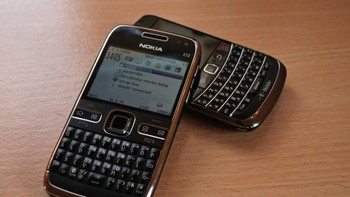 Kedua ponsel ini menjadi salah satu ikon di era ponsel dengan keyboard fisik full qwerty. Foto: Pocket Lint