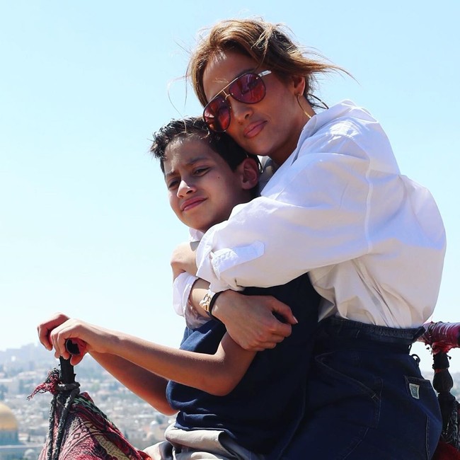 Giliran J-Lo menikmati waktunya bersama sang putra, Max, di atas unta. (Foto: Instagram/@Jlo)