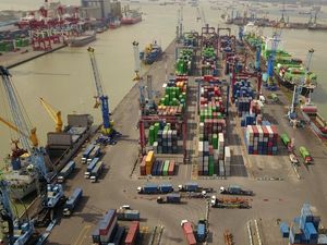 Arus Peti Kemas di Tanjung Perak Naik 218%