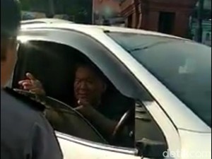 Detik-detik Tabrak Lari yang Pelakunya Ditodong Pistol Polisi di Mojokerto