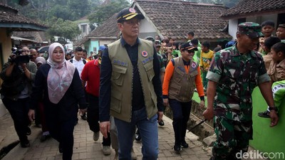 Momen Kepala BNPB Tinjau Lokasi Terdampak Gempa Banten