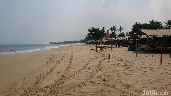 Kondisi di Anyer pascagempa M 6,9. Pantai sepi dari pengunjung, nelayan beraktivitas normal