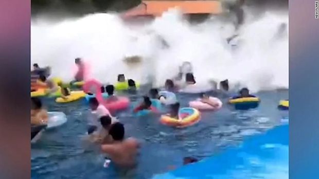 Masalah mesin picu 'tsunami' di kolam renang China