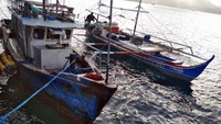 Kementerian Kelautan dan Perikanan (KKP) melalui Kapal Pengawas Perikanan (KP) Orca 04 berhasil menertibkan 2 kapal perikanan asing (KIA) asal Filipina serta 9 rumpon ilegal milik nelayan Filipina di perairan Zona Ekonomi Eksklusif Indonesia (ZEEI) Laut Sulawesi yang juga merupakan Wilayah Pengelolaan Perikanan Republik Indonesia (WPP-RI) 716, pada Kamis (1/8/2019). Istimewa/Dok. KKP.