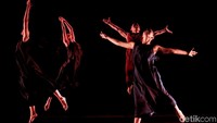 Penampilan para penari Namarina Youth Dance saat mementaskan Soulsphere Of Jakarta di Museum Nasional di Jakarta.