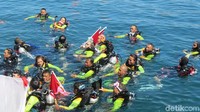 Kapolri terlihat senang saat naik ke permukaan air. Mereka pun bergantian naik ke daratan dari tempat yang sudah disediakan (Fitraya/detikcom)