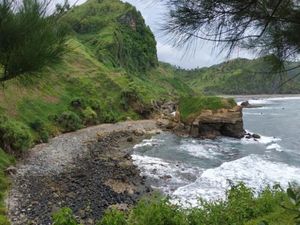 Berwisata ke Pantai Menganti Kebumen, Menikmati Laut dan Jejak Gunung Purba
