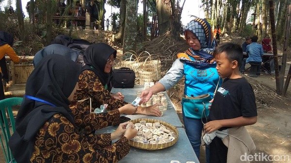 Keunikan lainnta adalah untuk makanan, jajanan dan minuman tradisional, bahkan para pedagang pun memakai pakaian adat Jawa. (Eko Susanto/detiktravel) Keunikan lainnta adalah untuk makanan, jajanan dan minuman tradisional, bahkan para pedagang pun memakai pakaian adat Jawa. (Eko Susanto/detiktravel)