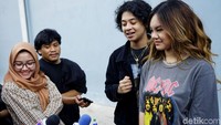Keduanya tengah dalam gelora muda menjalin asmara. Pool/Palevi/detikFoto.