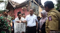Di lokasi tersebut, Agus bertemu dengan salah seorang warga yang terdampak gempa bernama Marsani. Agus berjanji kepada seluruh warga yang rumahnya rusak akan diberi bantuan guna membangun kembali huniannya.