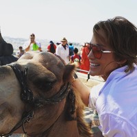 J-Lo juga tak ketinggalan mengunggah foto barengnya bersama unta. (Foto: Instagram/@Jlo)