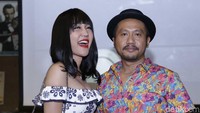 Lucinta kembali mencibir senandung Barbie Kumalasari.  Kuping gue pengang, lebih bagus teriakan gue kan. Pool/Ismail/detikFoto.