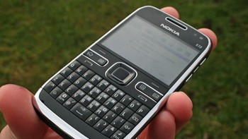 Bentuknya yang ramping serta berbalut bahan metal merupakan bentuk pengembangan dari E71.  Foto: Pocket Lint