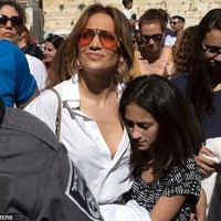 J-Lo sedang berada di Israel dalam rangkaian tur konser dunianya. Di sela kunjungannya ke Israel, J-Lo sempat menyambangi lokasi wisata religius Tembok Ratapan di Yerusalem, Jumat (2/8/2019). Ia datang bersama tunangan, Alex Rodriguez, dan anak-anaknya. (Foto: Reuters)