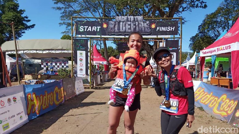 Ibu bawa bayi di Ijen Trail Running 2019 (Chuk Shatu W/detikcom) Ibu bawa bayi di Ijen Trail Running 2019 (Chuk Shatu W/detikcom)
