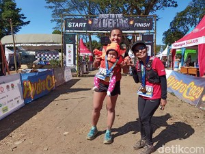 Sambil Dekap Bayi 5 Bulan, Ibu Ini Ikut Lomba Lari di Ijen