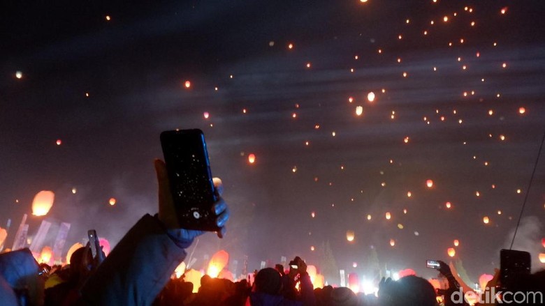 Lampion Dieng Culture Festival (DCF) 2019 (Uje Hartono/detikcom) Lampion Dieng Culture Festival (DCF) 2019 (Uje Hartono/detikcom)