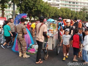 Warga Keluhkan PKL Semrawut di Area CFD