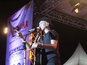 Aksi Anji Temani Malam Minggu Warga Belitung di Pantai Tanjung Pendam