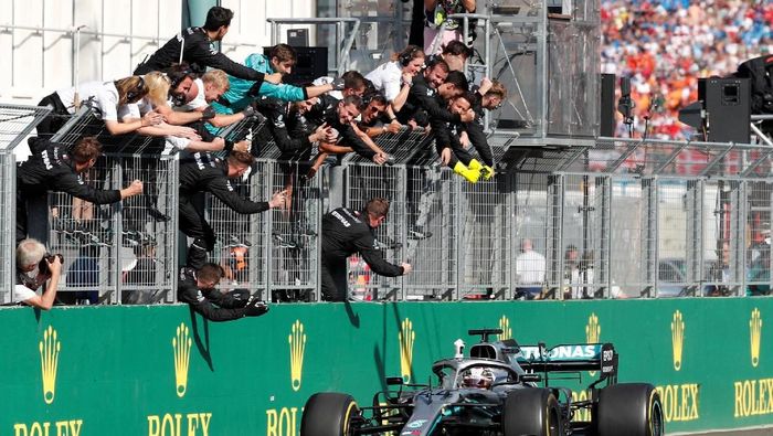 Lewis Hamilton memenangi GP Hongaria usai kalahkan Max Verstappen (REUTERS/Bernadett Szabo) Lewis Hamilton memenangi GP Hongaria usai kalahkan Max Verstappen (REUTERS/Bernadett Szabo)