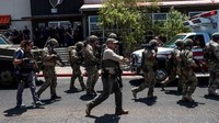 Dua puluh orang tak berdosa dari El Paso telah kehilangan nyawa mereka dan puluhan lainnya terluka, kata Gubernur Texas Greg Abbott seperti dilansir CNN. Foto: Joel Angel Juarez/AFP