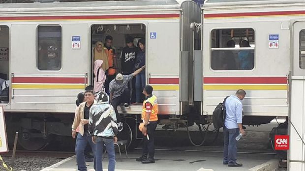 Penumpang KRL dievakuasi karena listrik mati, kemarin.