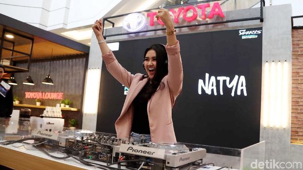 'DJ' Natya di panggung Yaris Beats Corner