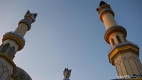 Pantulan sinar matahari keemasan membuat masjid ini terlihat sangat indah.